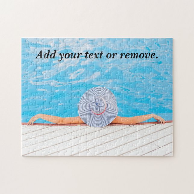 Quebra-cabeça Fotografia de uma mulher relaxando numa piscina de (Horizontal)