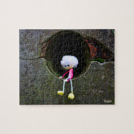 Quebra-cabeça Fubby poppetje dat in een muur zit. Een schattig m