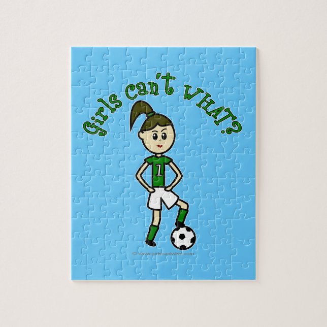 Quebra-cabeça Garota clara de futebol no uniforme verde (Vertical)