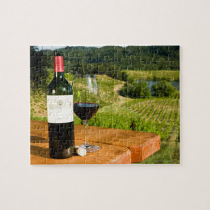 Quebra-cabeça Garrafa do vinho tinto e do vidro na mesa