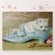 Gatinho branco fofo vintage em um sapato de cetim