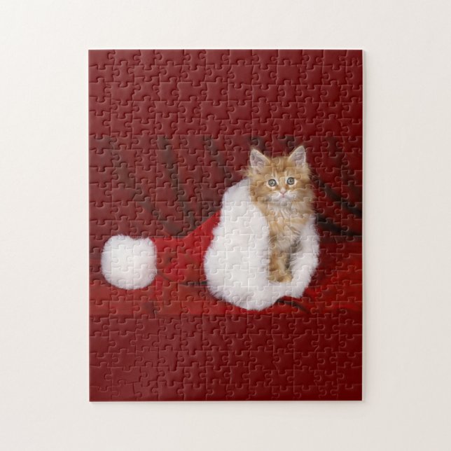 Quebra-cabeça Gato Cinto (A jigsaw puzzle features a long-haired orange cat sitting inside a Santa hat.)