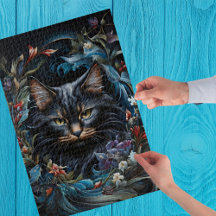 Gato negro atrás de espiral de flores e folhas