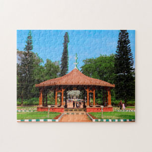 Quebra-cabeça Gazebo em um jardim Bangalore Índia.