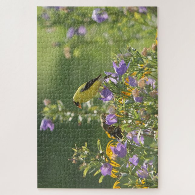 Quebra-cabeça Goldfinch em uma Flor Harebell (Vertical)