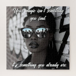 Quebra-cabeça Gorgeous Woman in City with Sunglasses and Quote