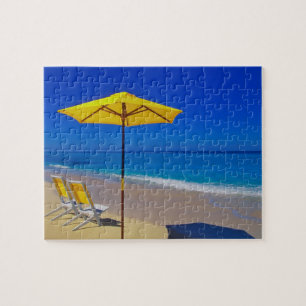 Quebra-cabeça Guarda-chuva de praia amarelo e cadeiras em praia