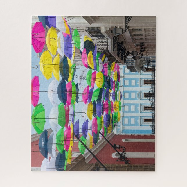 Quebra-cabeça Guarda-chuvas sobre as ruas de San Juan e a mansão (Vertical)