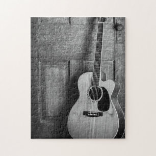 Quebra-cabeça Guitarra inclinada contra a porta em preto e branc