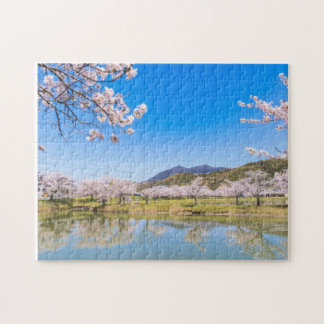 Quebra-cabeça Hojo Pond and cherry blossoms