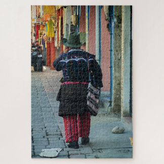 Quebra-cabeça Homem Tradicional Caminhando na Rua de Paralelepíp