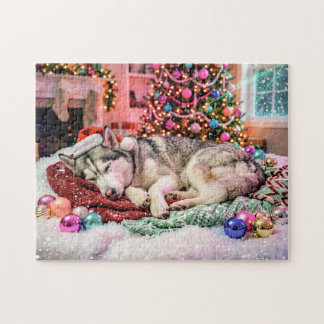 Quebra-cabeça Husky Dormindo em Cena de Natal Aconchegante