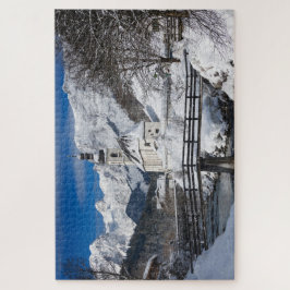 Quebra-cabeça Igreja na neve com montanhas alpes