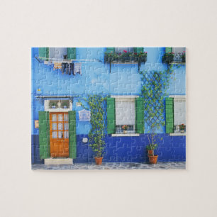Quebra-cabeça Itália, Burano. Uma casa colorida em Burano perto