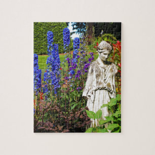 Quebra-cabeça Jardim de flores e estátua de deusa de delfinium