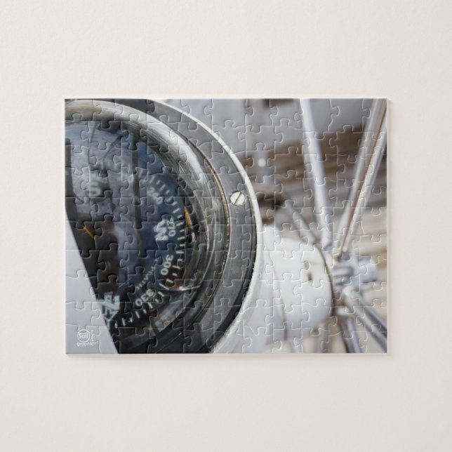 Quebra-cabeça Kompas dat de richting geeft aan een avontuur.  (Horizontal)