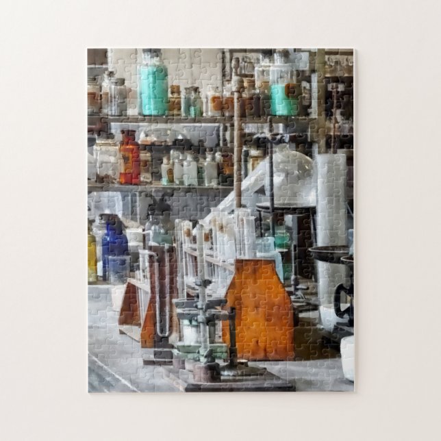 Quebra-cabeça Laboratório Químico Com Tubos de Ensaio e Retorta (Vertical)