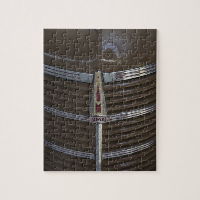 Quebra-cabeça Letônia, Riga, Riga Motor Museum, ornamento de cap (Vertical)