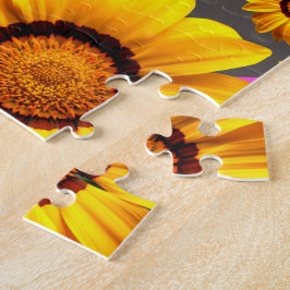 Quebra-cabeça Lindas flores amarelas nas cinzas, faixas cor-de-r