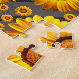 Quebra-cabeça Lindas flores amarelas nas cinzas, faixas pretas