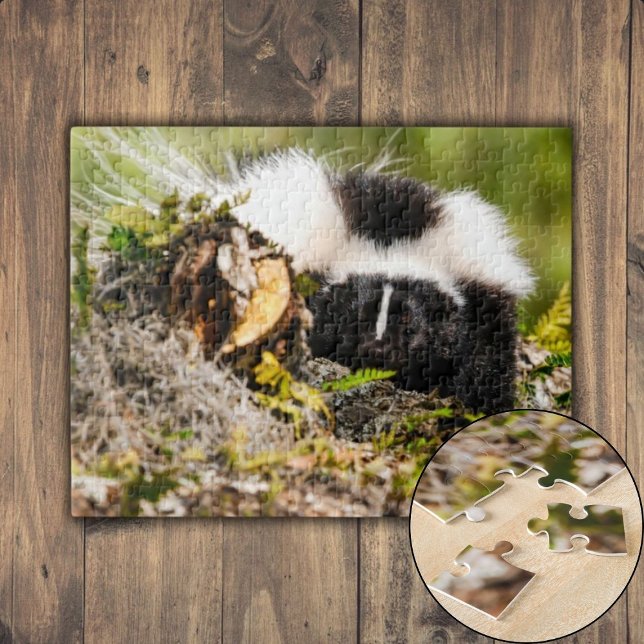 Quebra-cabeça Log de Fern de Skunk Strik (Striped Skunk Fern Log Jigsaw Puzzle)