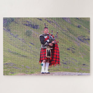 Quebra-cabeça Lone Scottish bagpiper, Highlands, Escócia