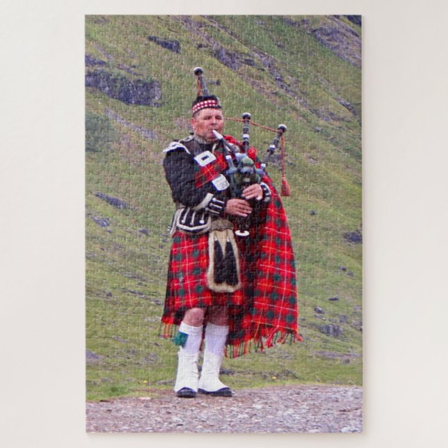 Quebra-cabeça Lone Scottish bagpiper, Highlands, Scotland 2 (Vertical)