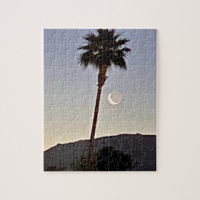 Quebra-cabeça Lua Cortada 🌙 Sob a Palmeira 🌴  (Vertical)