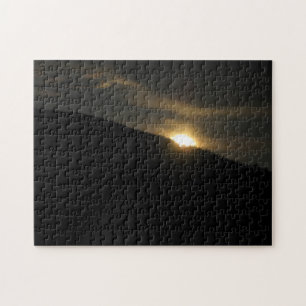 Quebra-cabeça Lua Sobre Desafio de Foto da Montanha Negra Sólida