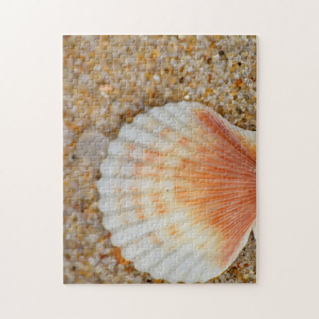 Quebra-cabeça Macro do Scallop Sea Shell na Areia em Praia (Vertical)