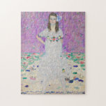 Quebra-cabeça Mada Primavesi por Gustav Klimt<br><div class="desc">Famoso retrato Mada Primavesi de Gustav Klimt. Esta pintura mostra uma garota de vestido branco com flores diante de um fundo roxo. Adoráveis cores nesta trabalho de arte.</div>