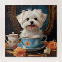 Maltês sentado em um Teacup Vintage