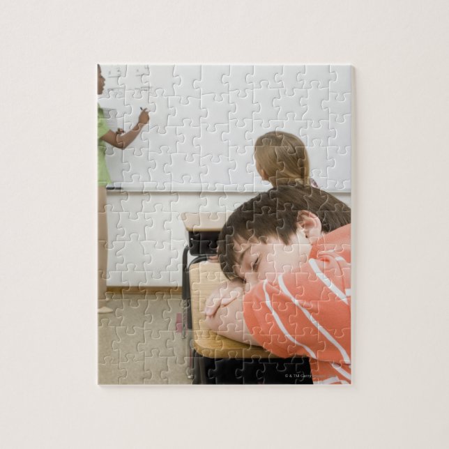 Quebra-cabeça Menino dormindo na mesa na sala de aula (Vertical)