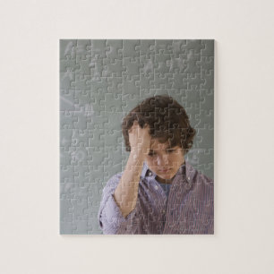 Quebra-cabeça Menino Teenaged na frente do quadro-negro com