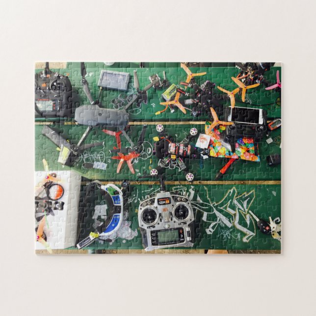 Quebra-cabeça Mesa de piquenique com zangões e grafites (Horizontal)