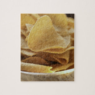 Quebra-cabeça Microplaquetas de tortilha na bacia de madeira