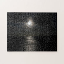 Misterioso sol branco no céu negro