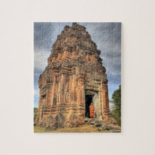 Quebra-cabeça Monge budista em pé na porta do templo