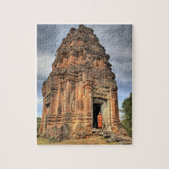 Quebra-cabeça Monge budista em pé na porta do templo (Vertical)