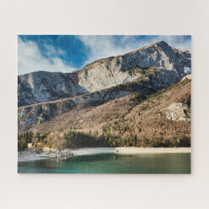Quebra-cabeça Montanhas Dolomitas e o lago Molveno com céu azul