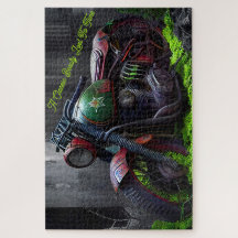 Moto abandonada e ferrugente deixada em decadência