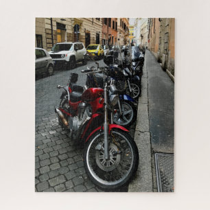 Quebra-cabeça Motociclos estacionados ao longo de uma rua em Rom