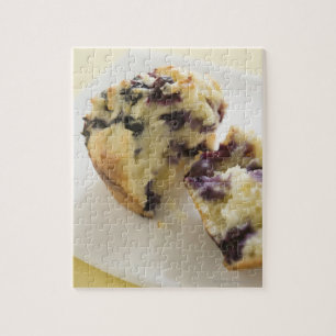 Quebra-cabeça Muffin de mirtilo aberto em uma placa branca