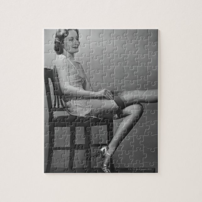 Quebra-cabeça Mulher que senta-se na cadeira (Vertical)