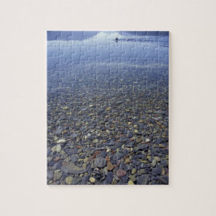 Quebra-cabeça NA, EUA, Montana, Glacier NP Rocks em Lake