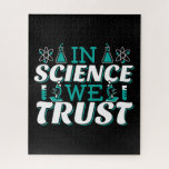 Quebra-cabeça Na Science We Trust Cote - Professor<br><div class="desc">Na citação de Science We Trust. A ciência bonita, artística, engraçada fala com uma reviravolta religiosa. Arte tem microscópio e equipamento experimental de frasco para professora de ciências masculina ou feminina. > Use para a apreciação de professores de Ciência, Química, Biologia ou geek de Física, ou crianças nerd de cientistas....</div>