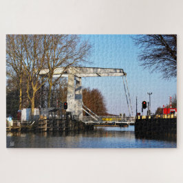Quebra-cabeça Ophaalbrug over gracht in Nederland.