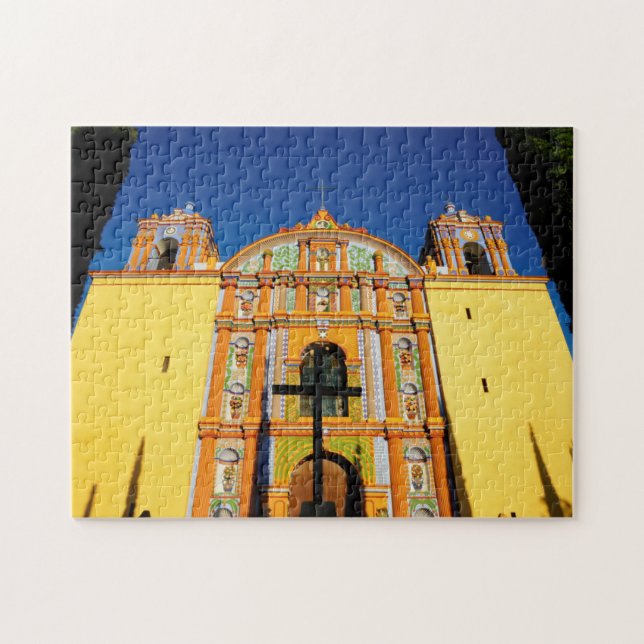 Quebra-cabeça Opinião de baixo ângulo da igreja ornamentado (Horizontal)