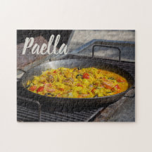 Paella é cozida em um presente de grelhador para o