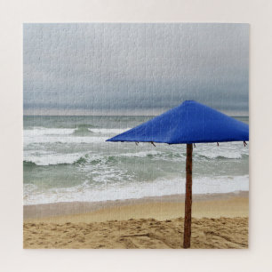 Quebra-cabeça Parasol azul do mar na areia, ondas, oceano